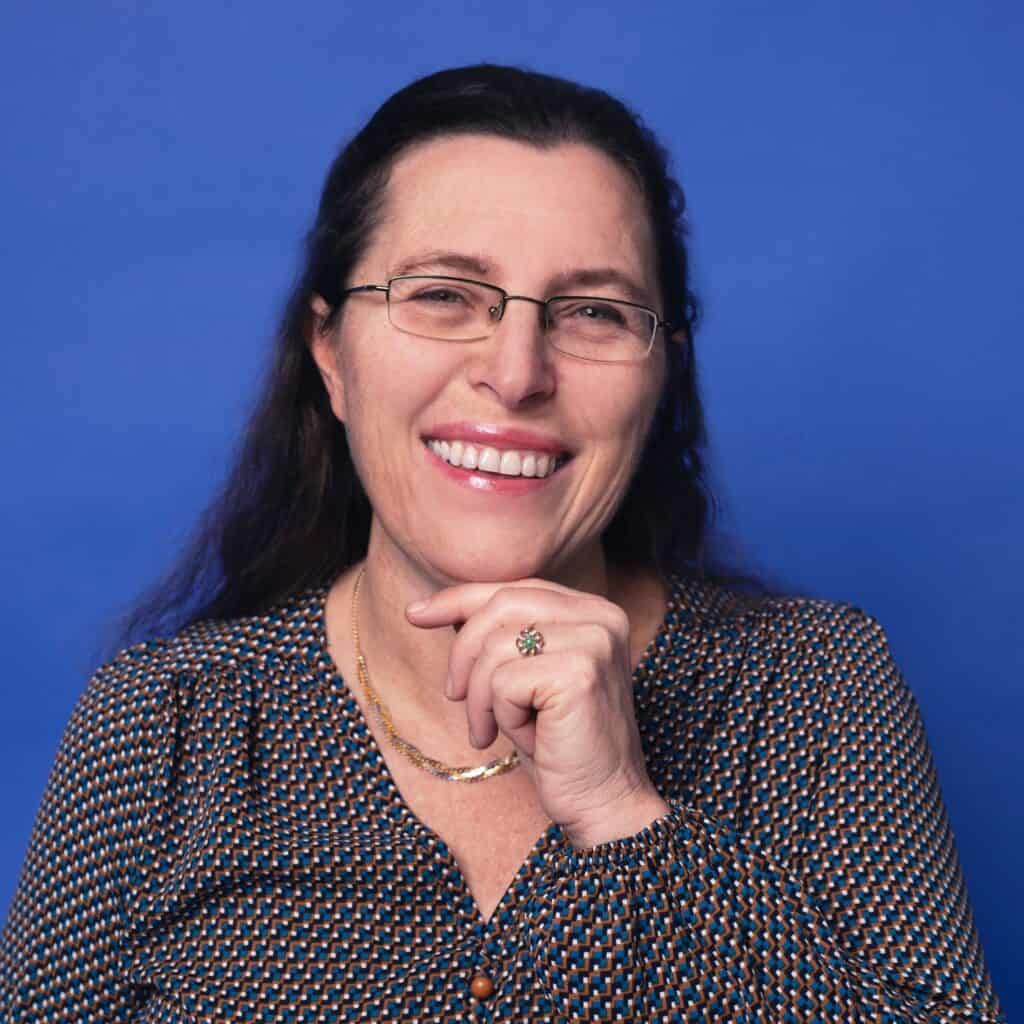 מאיה וקסלר, סופרת ישראלית ומחברת רב המכר "חנינה" בתמונת תדמית מקצועית.