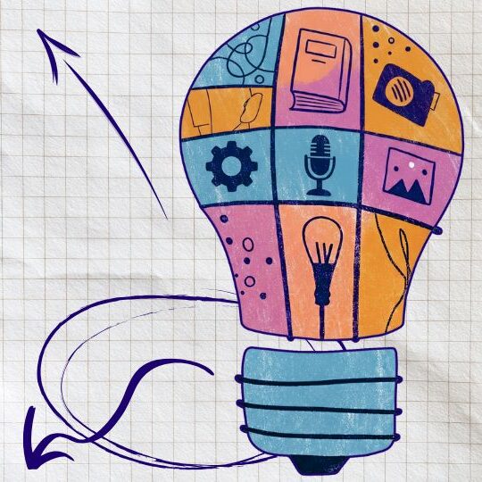 איור נורה על דף משבצות המכילה אייקונים של ספר, מיקרופון ומצלמה - סדנת אינפו-סטודיו לתוכן מושך - למידע נוסף