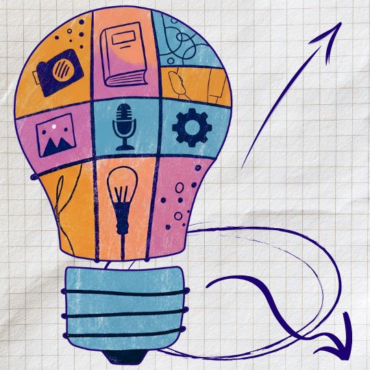 איור נורה על דף משבצות המכילה אייקונים של ספר, מיקרופון ומצלמה - סדנת אינפו-סטודיו לתוכן מושך - למידע נוסף