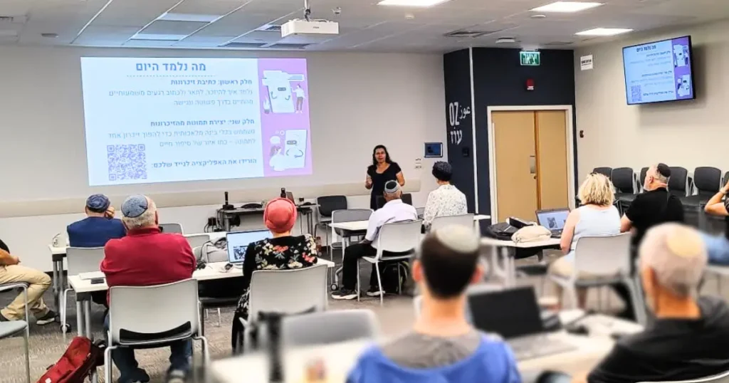 סדנת כתיבה ו־AI לארגונים — מאיה וקסלר מרצה בפני קהל