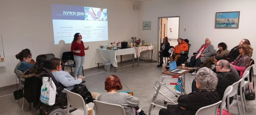 מאיה וקסלר מנחה סדנת כתיבת חוסן וקשיבות במרכז יום שיקומי בית אידליס איל"ן - הנגשת כלים רגשיים לאנשים עם נכויות קשות