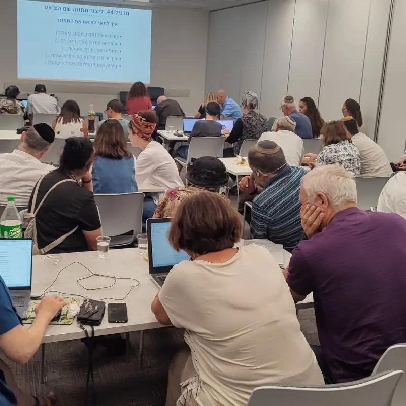 משתתפי סדנה מתרגלים כתיבה רגשית ככלי לבניית חוסן אישי - סדנאות מאיה וקסלר