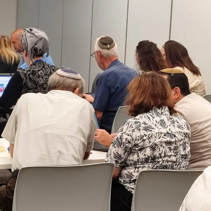 משתתפים מרוכזים בסדנת כתיבה יצירתית עם בינה מלאכותית לארגונים